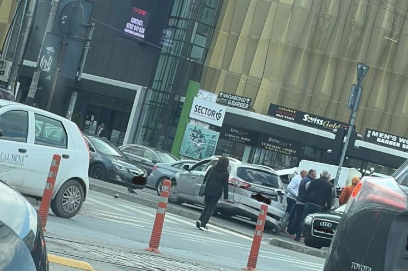 Un tramvai a lovit 5 mașini în București și un om a fost rănit. Vatmanul a fugit de la locul accidentului