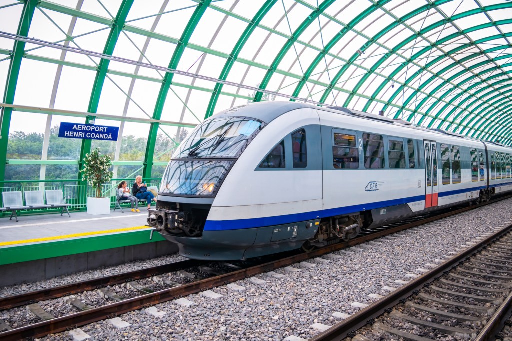 Trenul de legătură dintre aeroportul Henri Coandă și Gara de Nord. Foto: Cristi Croitoru | Dreamstime.com
