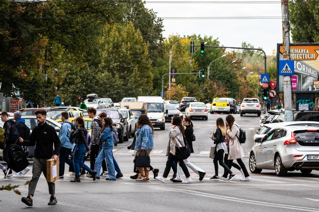 Tineri pe o stradă din București. Fotografie de Vlad Ispas / Dreamstime