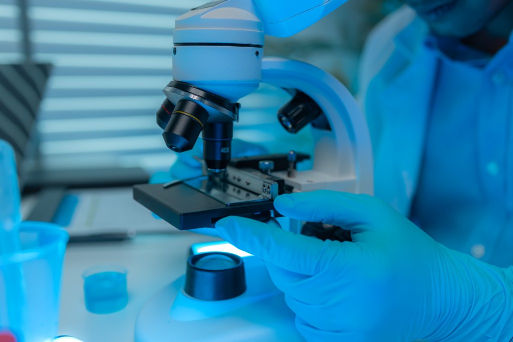 Cercetători într-un laborator / Foto: Supattra Suparit | Dreamstime.com