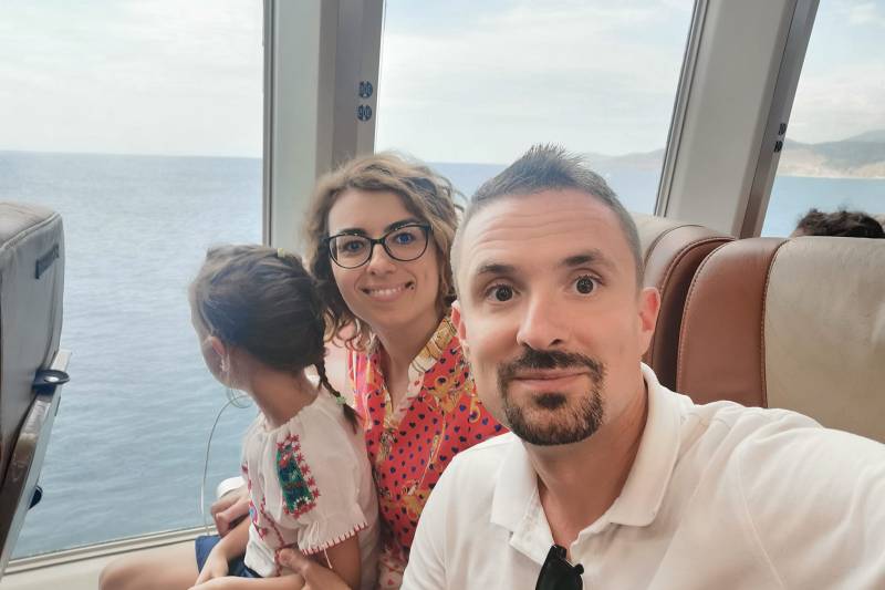 Corina, Andrei și Maria au decis că viața merită trăită altfel decât pe repede-înainte. Și-au luat bilet doar dus, spre un loc cu soare și mare, fără oameni grăbiți și fără claxoane. FOTO: Arhiva Familiei