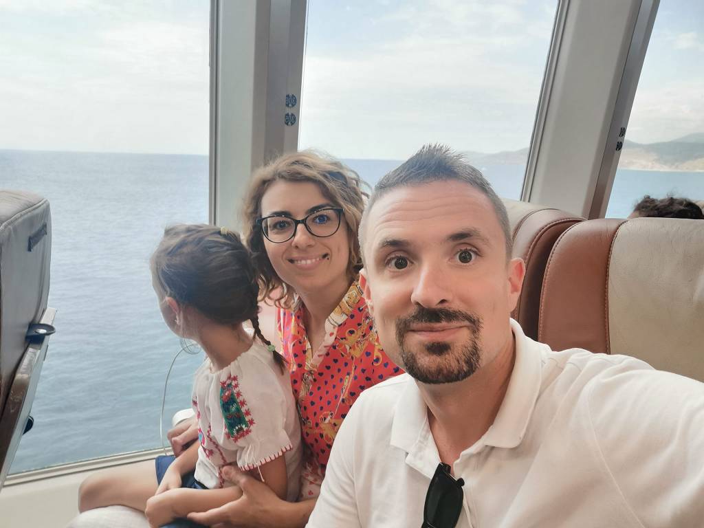 Corina, Andrei și Maria au decis că viața merită trăită altfel decât pe repede-înainte. Și-au luat bilet doar dus, spre un loc cu soare și mare, fără oameni grăbiți și fără claxoane. FOTO: Arhiva Familiei