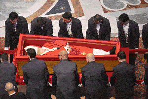 Sicriul cu trupul Papei Francisc, scos în aplauze pentru a fi depus în Bazilica Sfântul Petru. Foto: Profimedia