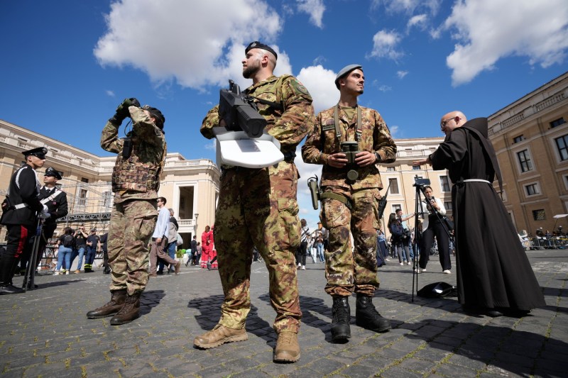 Sisteme antidronă, avioane Eurofighter și un distrugător vor asigura securitatea la funeraliile Papei Francisc