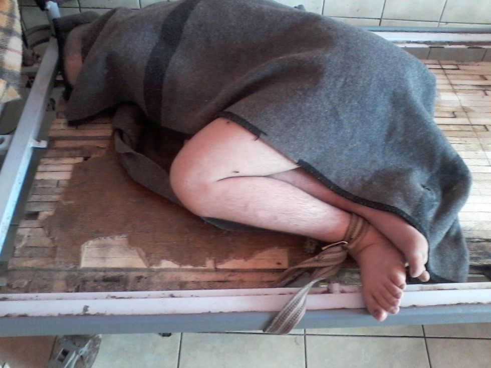 Pacient legat de pat la Centrul de boli psihice Măciuca