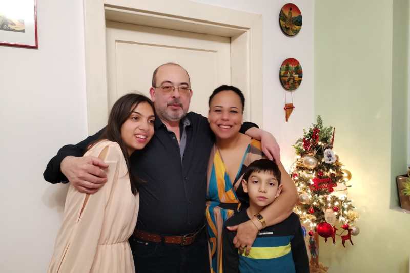 Familia celor doi medici este acum completă. Alături Carla și Andres, soții Modesta Peralta Sosa și Dragoș Misică au descoperit bucuriile și responsabilitățile rolului de părinte. FOTO: Arhiva familiei