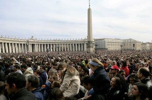 3 aprilie 2005 - Credincioși se adună în Piața Sf. Petru din Vatican după vestea morții papei Ioan Paul al II-lea, în seara precedentă. Foto: FILIPPO MONTEFORTE / AFP / Profimedia