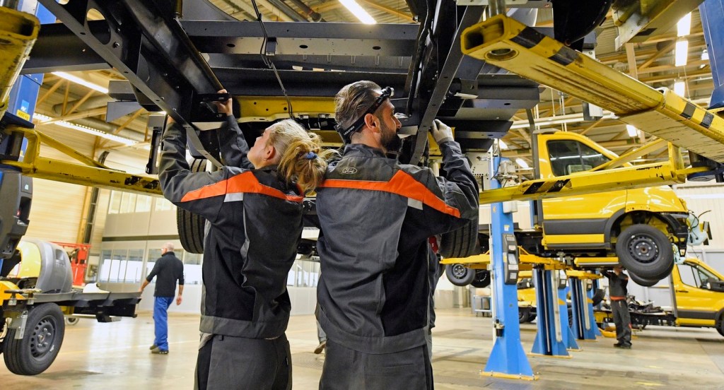 Muncitori la o fabrică Ford din Koln, Germania. Foto: Profimedia