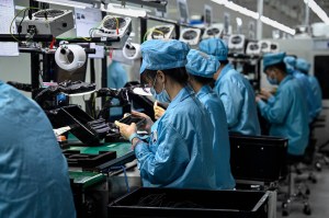Linia de asamblare a telefoanelor smartphone din fabrica Oppo, Dongguan, provincia Guangdong din China. Foto: Jade Gao / AFP / Profimedia