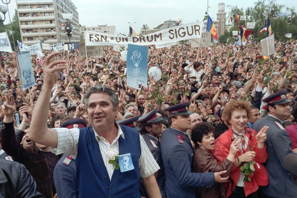 Susținători ai Frontului Salvării Naționale la un miting electoral al lui Ion Iliescu în Ploiești, 9 mai 1990. Foto: Andrei Iliescu / AFP / Profimedia