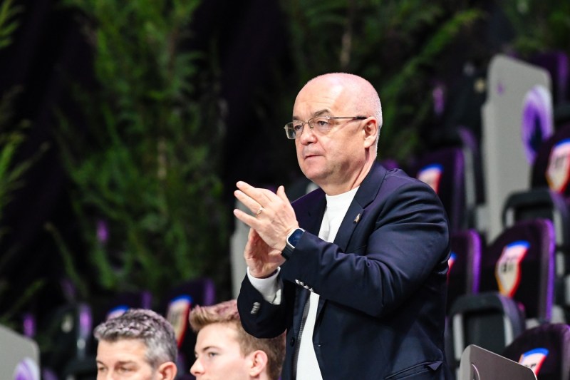 Gluma făcută de Emil Boc la congresul UDMR: „Am aflat de ce se organizează alegeri din patru în patru ani”