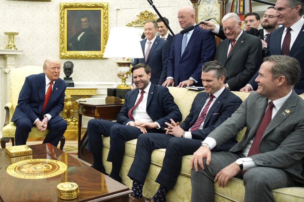 Donald Trump, alături de oficiali ai adminstrației americane, între care și Keith Kellogg. Foto: Profimedia