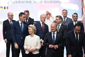 Președinta Comisiei Europene Ursula Von der leyen, Cancelarul Olaf Scholz și președintele cipriot Nikos Christodoulides la summit-ul „Coalition of the willing" din paris, 27 martie 2025. Foto: JEANNE ACCORSINI / Sipa Press / Profimedia