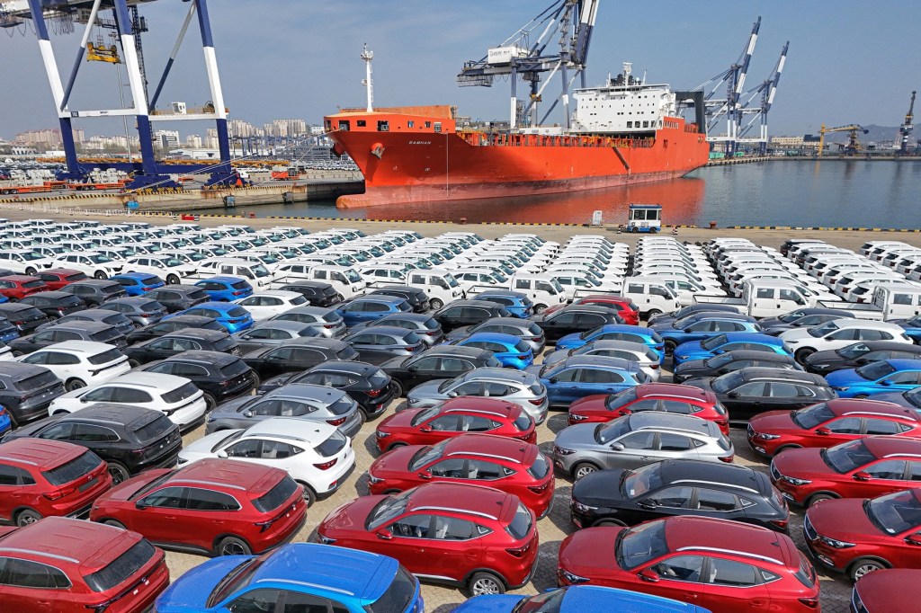 Autoturisme pregătite pentru export în portul Yantai, provincia Shandong, China. Foto: STR / AFP / Profimedia