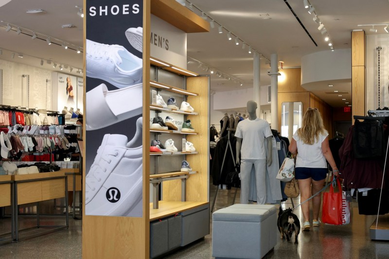 Producătorii americani avertizează că tarifele lui Trump vor scumpi pantofii sport, blugii şi aproape tot ceea ce poartă americanii