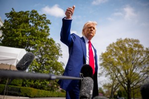 Donald Trump răspunde întrebărilor reporterilor în ziua anunțării tarifelor comerciale, 3 aprilie 2025. Foto: Andrew Harnik / Getty images / Profimedia
