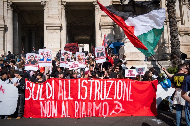 VIDEO Steaguri UE și NATO arse la protestele studenților italieni. Giorgia Meloni este acuzată de militarism