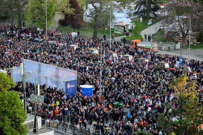 Mii de oameni la un miting de susținere a președintelui sârb Aleksandar Vucic, la Belgrad, ca răspuns la protestele antiguvernamentale FOTO