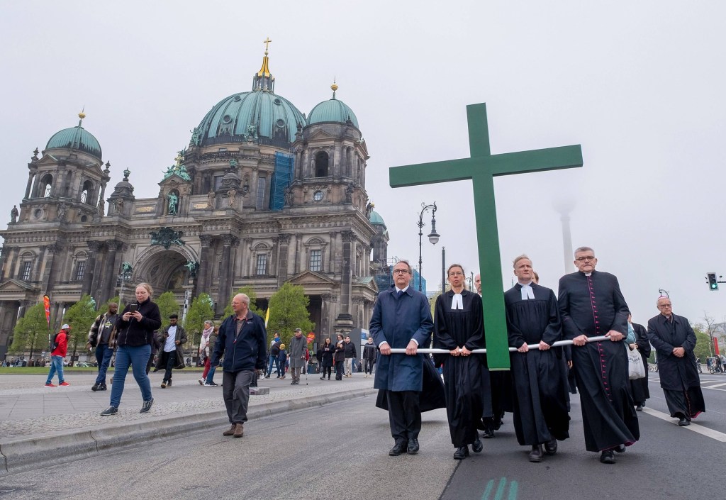Procesiunea de Sfântă Vineri din Berlin, 18 aprilie 2025. Foto: Rolf Zoellner (Zöllner) / imago stock&people / Profimedia