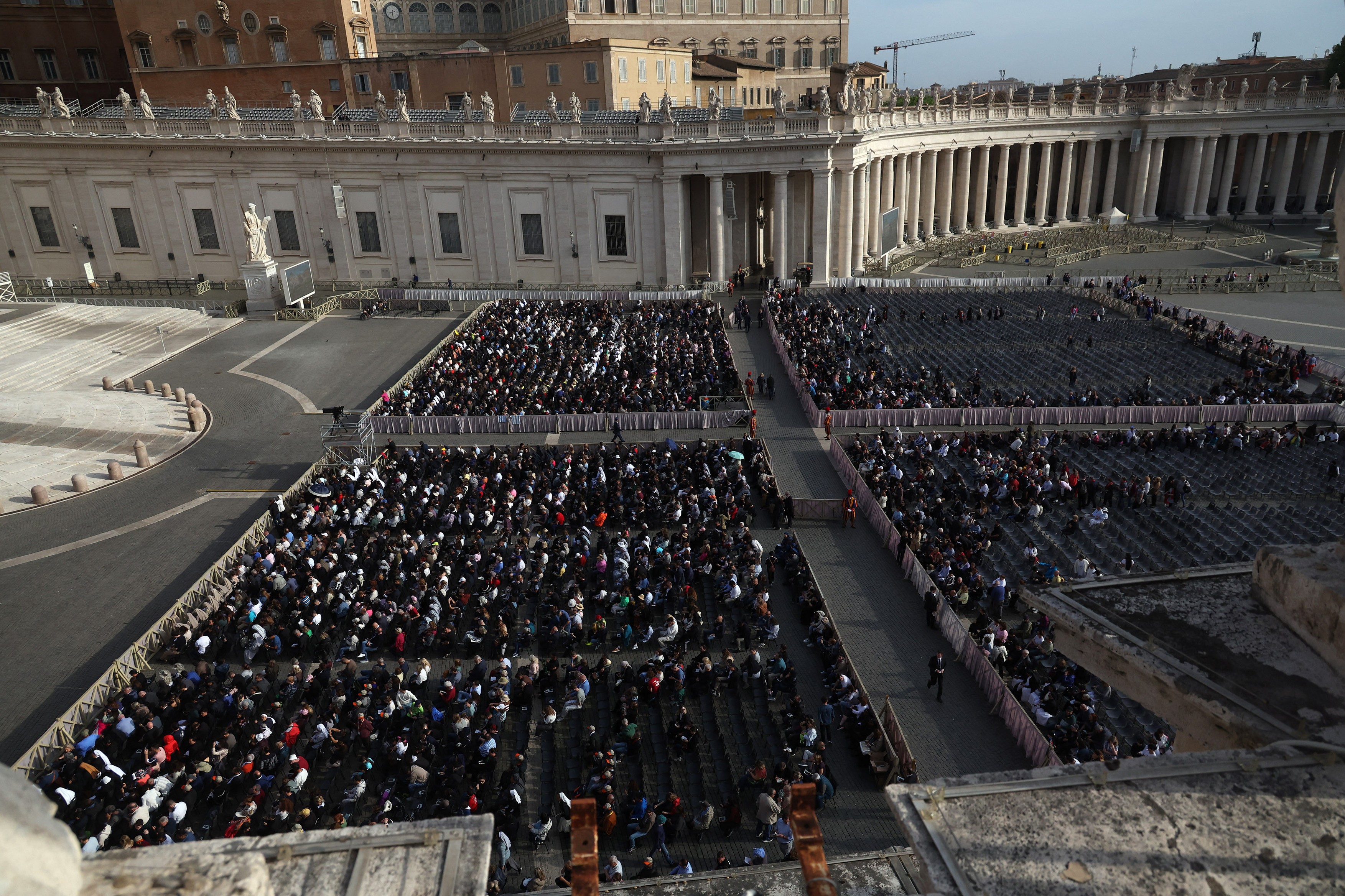 Sicriul Papei Francisc, purtat în aplauze spre Bazilica Sfântul Petru