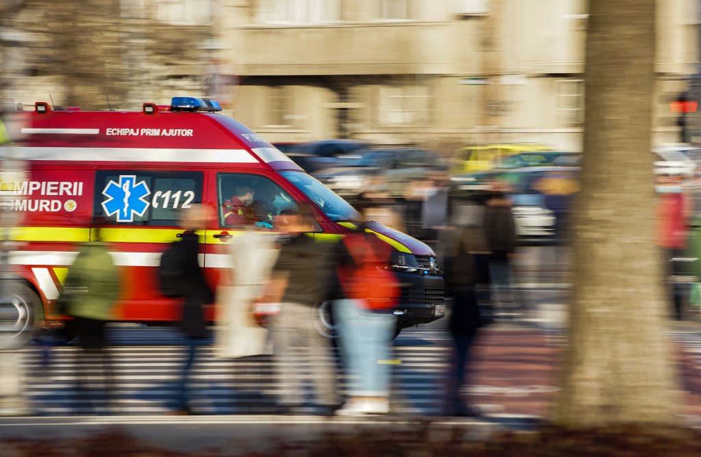 Ambulanță în București. Foto: LCV / Shutterstock.com