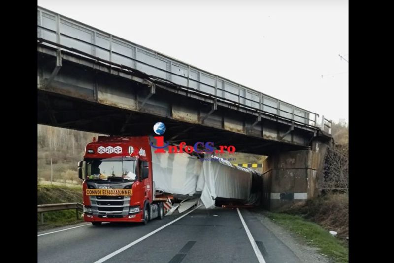 Un TIR care transporta un tramvai din Turcia a rămas blocat sub un pasaj CFR din Caraș-Severin