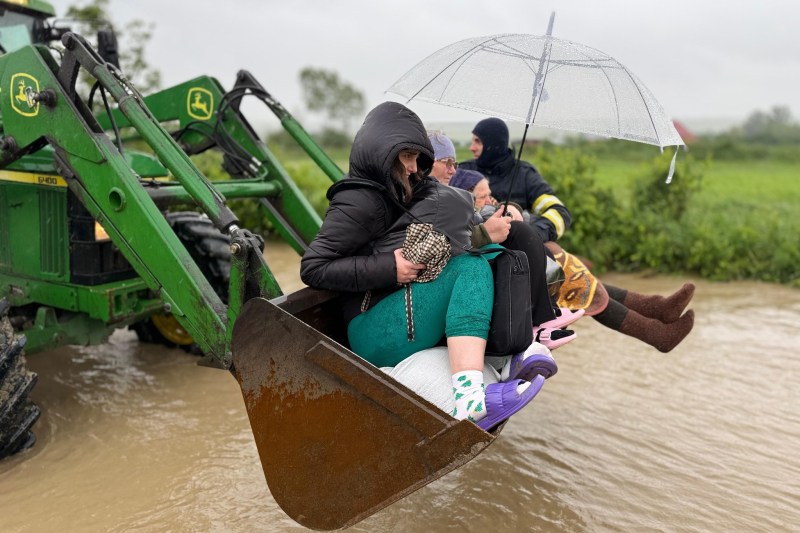 Imagini: oameni evacuați cu excavatorul în Botoșani din calea apelor / Care este situația în țară