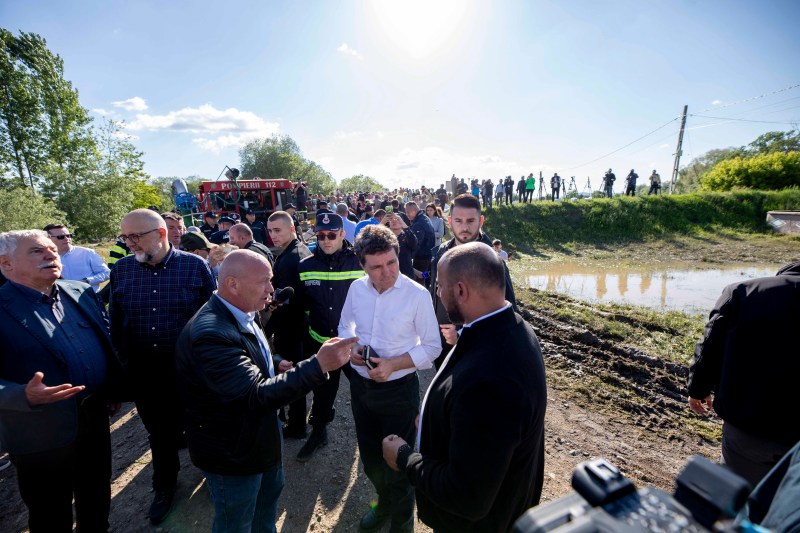 FOTO/VIDEO Nicușor Dan, într-o localitată inundată: Avem un stat disfuncțional / El a fost și la Praid, unde salina e în pericol de prăbușire: Se putea preveni. Întrebarea e dacă salina va putea fi salvată integral. Am două mesaje