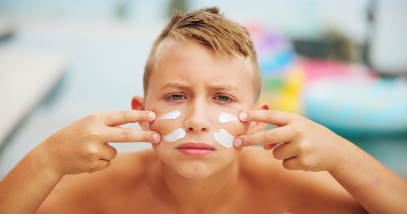 Cremele de protecție solară pot ascunde riscuri pentru sănătatea copiilor / Foto: Yuri Arcurs | Dreamstime.com