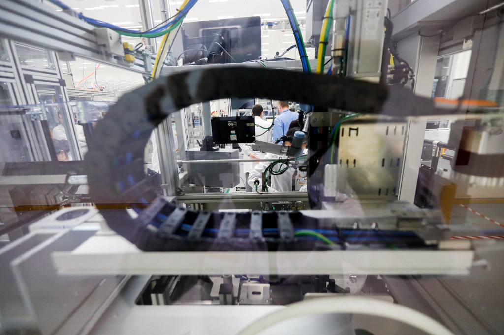 Hala subansamble automotive în Timișoara, România, 11 noiembrie 2022. Inquam Photos / Virgil Simonescu