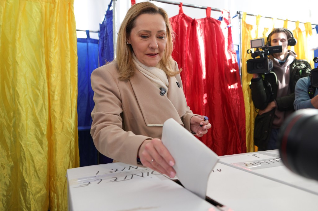 Candidata USR la funcția de președinte, Elena Lasconi, votează în primul tur al alegerilor prezidențiale, în București, 24 noiembrie 2024. Inquam Photos / Octav Ganea