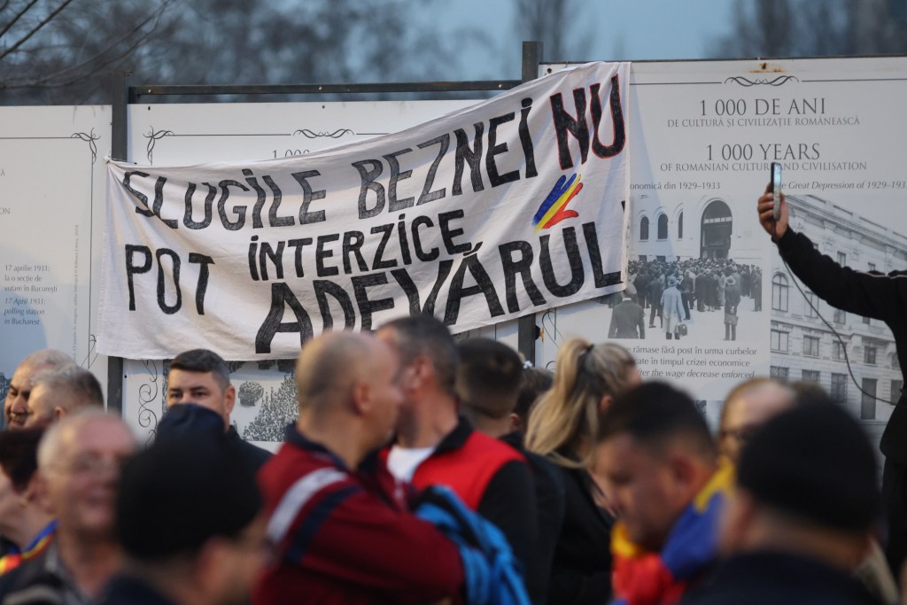Protest în fața sediului CCR, 11 martie 2025. Inquam Photos / George Călin