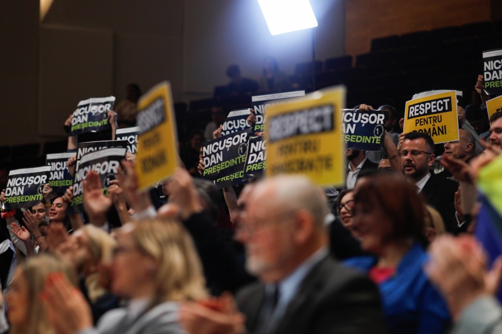 Afișele susținătorilor lui George Simion și Nicușor Dan în timpul dezbaterii din 8 mai 2025. Inquam Photos / Mălina Norocea
