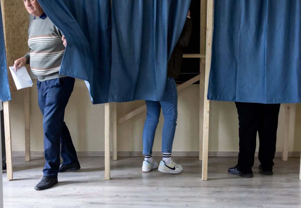 Persoane votează în cel de-al doilea tur de scrutin al alegerilor prezidențiale, într-o secție de vot din comuna Moara, județul Suceava, duminică, 18 mai 2025. Inquam Photos / Denis Grosu