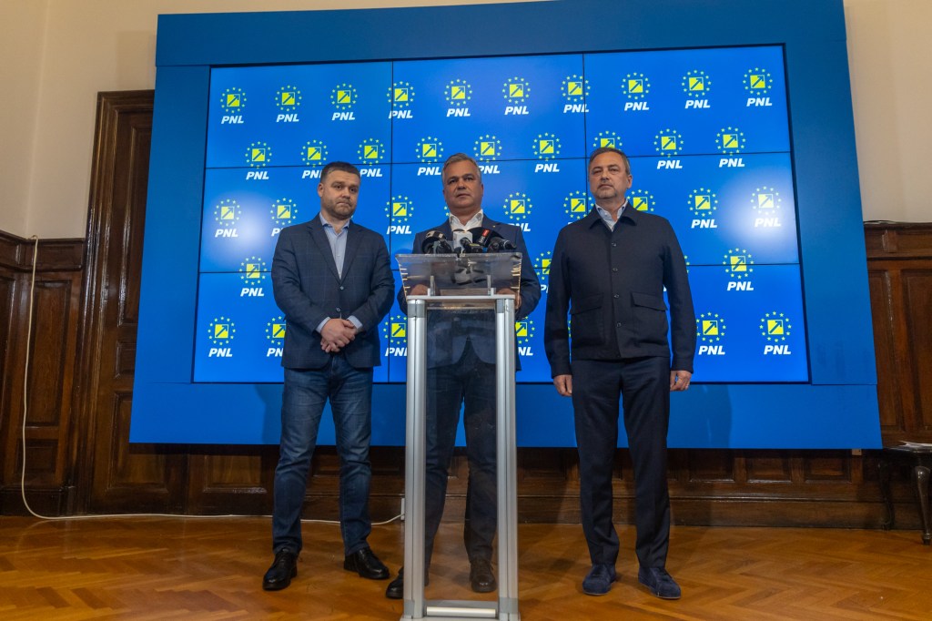 Reprezentanții PNL fac declarații după aflarea rezultatelor exit-poll, ale alegerilor prezidențiale turul 2, în București, 18 mai 2025. Inquam Photos / Gyozo Baghiu