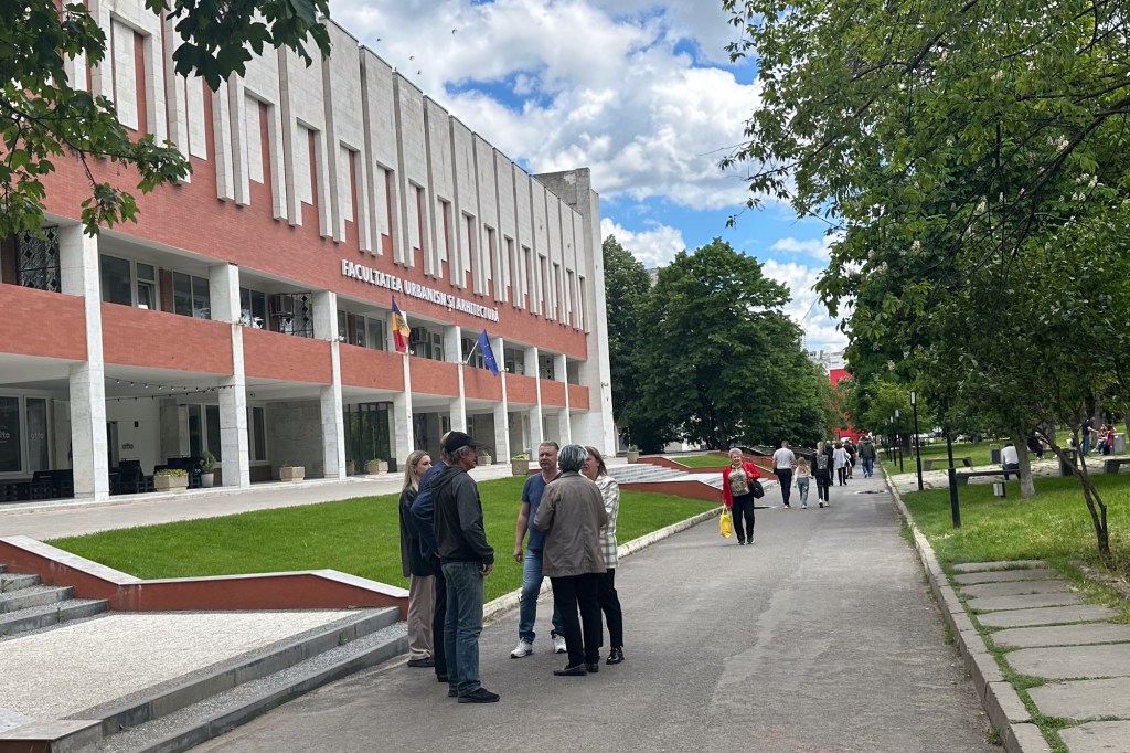 Alegători în dreptul unei secții de vot din Chișinău. Foto: Oxana Bodnar / Hotnews