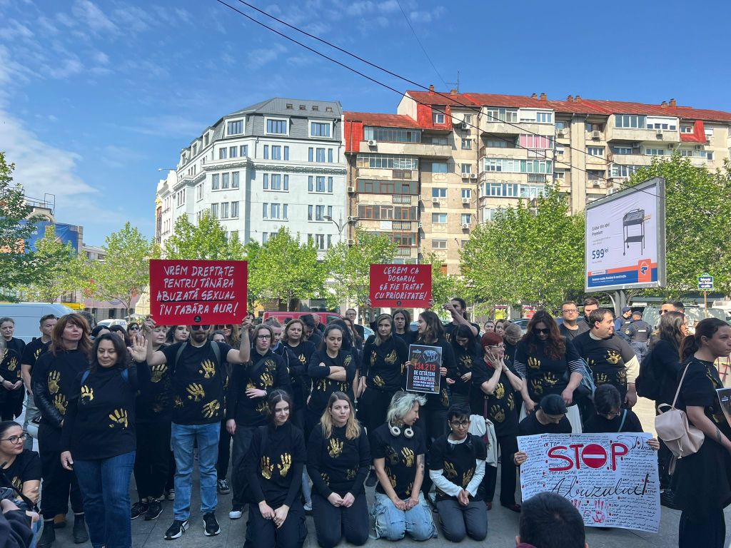 Manifestație pentru tânăra abuzată la școala de vară AUR / Foto: Ștefania Gheorghe / HotNews.ro