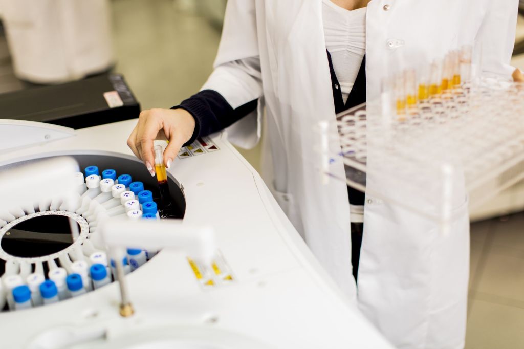 Laborator de servicii medicale / Foto: Boggy / Dreamstime.com