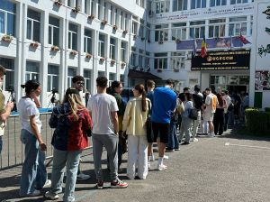 Coadă în dreptul secției de vot din Colegiul UCECOM „Spiru Haret" din Regie, București. Foto: Adelina Mărăcine / Hotnews