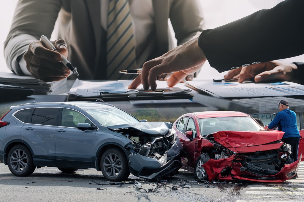 Accident auto. Colaj: Ion Mateș / Hotnews. Foto: Shutterstock