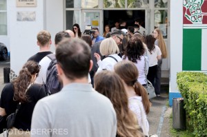 Mai mulți tineri așteaptă să voteze la o secție de votare organizată în cadrul Colegiului UCECO 'Spiru Haret', Complex Studențesc Regie. Foto: Silviu Matei / Agerpres
