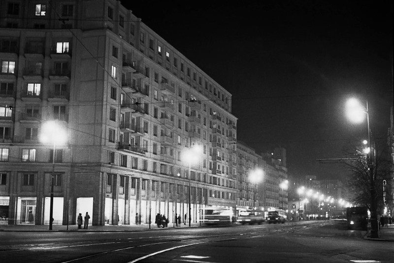 Blocul-simbol din București, cu cântec dedicat și foarte fredonat și cu prezent de mare risc seismic. Povestea din Piața Romană, Nr. 9