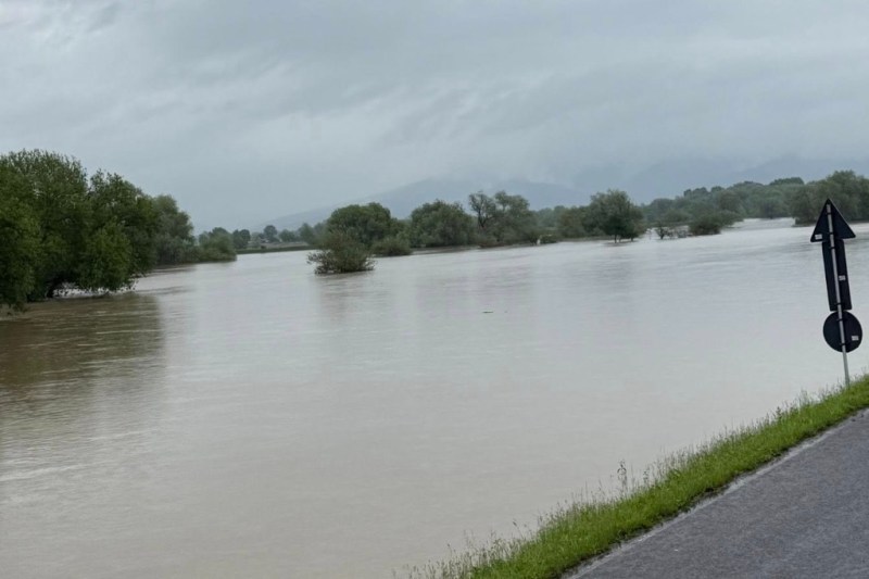 Pericol major de inundații în Covasna. Ministrul Mediului: „Situația este critică”