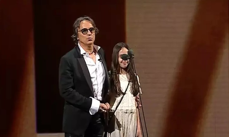 Claudiu Bleonț își jignește fiica de 11 ani pe scenă, iar publicul râde. Nicio „generație crescută pe telefon” nu merită să fie călcată în picioare!