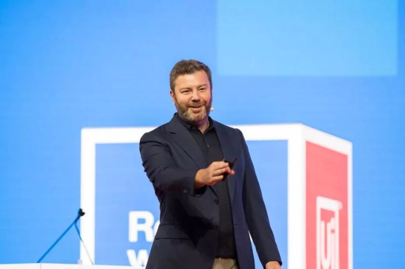 Cel mai bogat român în 2024 a organizat o conferință de presă în SUA în care a discutat despre o temă despre care aproape că nu se vorbește în țară