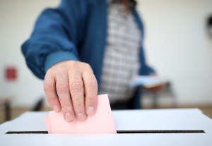 Un bărbat își depune buletinul de vot. Fotografie cu caracter ilustrativ. Sursa foto: Dreamstime.com
