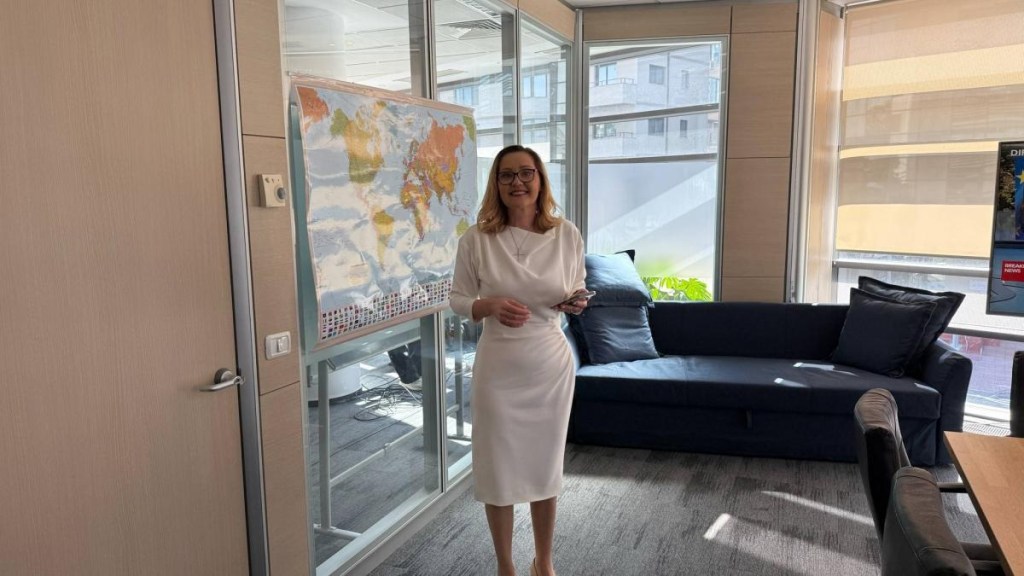 Elena Lasconi, singură în sediul de campanie. Foto: Antena 3