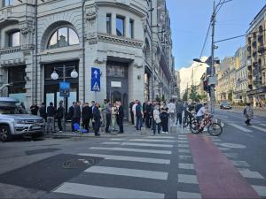 Susținătorii îl așteaptă pe Nicușor Dan în fața sediului de campanie. Foto: HotNews / Laurențiu Ungureanu