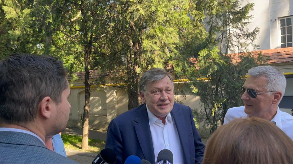 Crin Antonescu a ajuns la sediul său de campanie, de lângă Arcul de Triumf, în jurul orei 17:40. Foto: HotNews / David Leonard Bularca