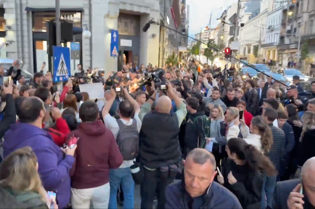 Captură a transmisiei live postată pe contul de Facebook al lui Nicușor Dan